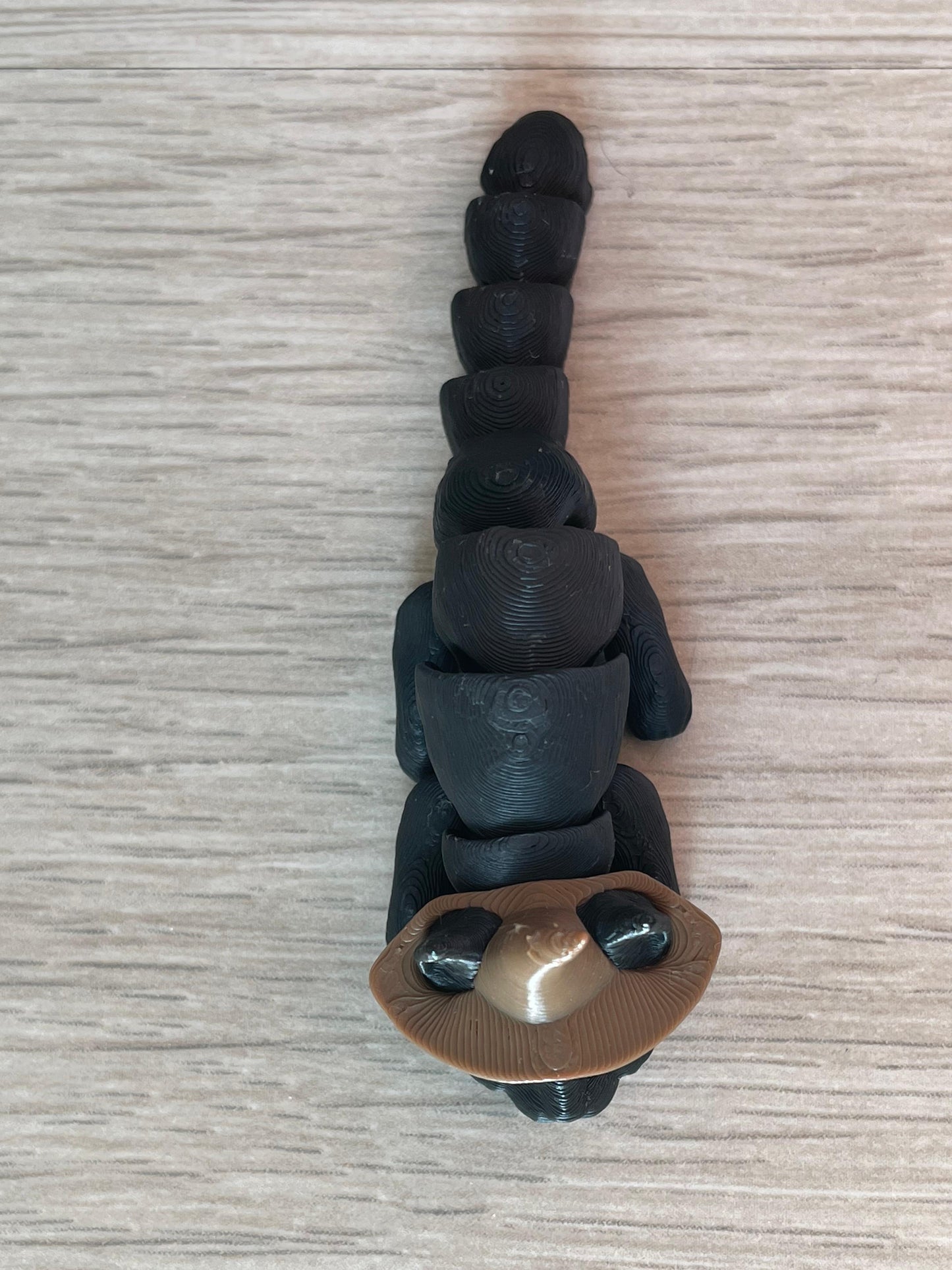 Breloc Pisică Neagră cu Pălărie de Vrăjitoare – Charm Magic pentru Cheile Tale 🔮🐾