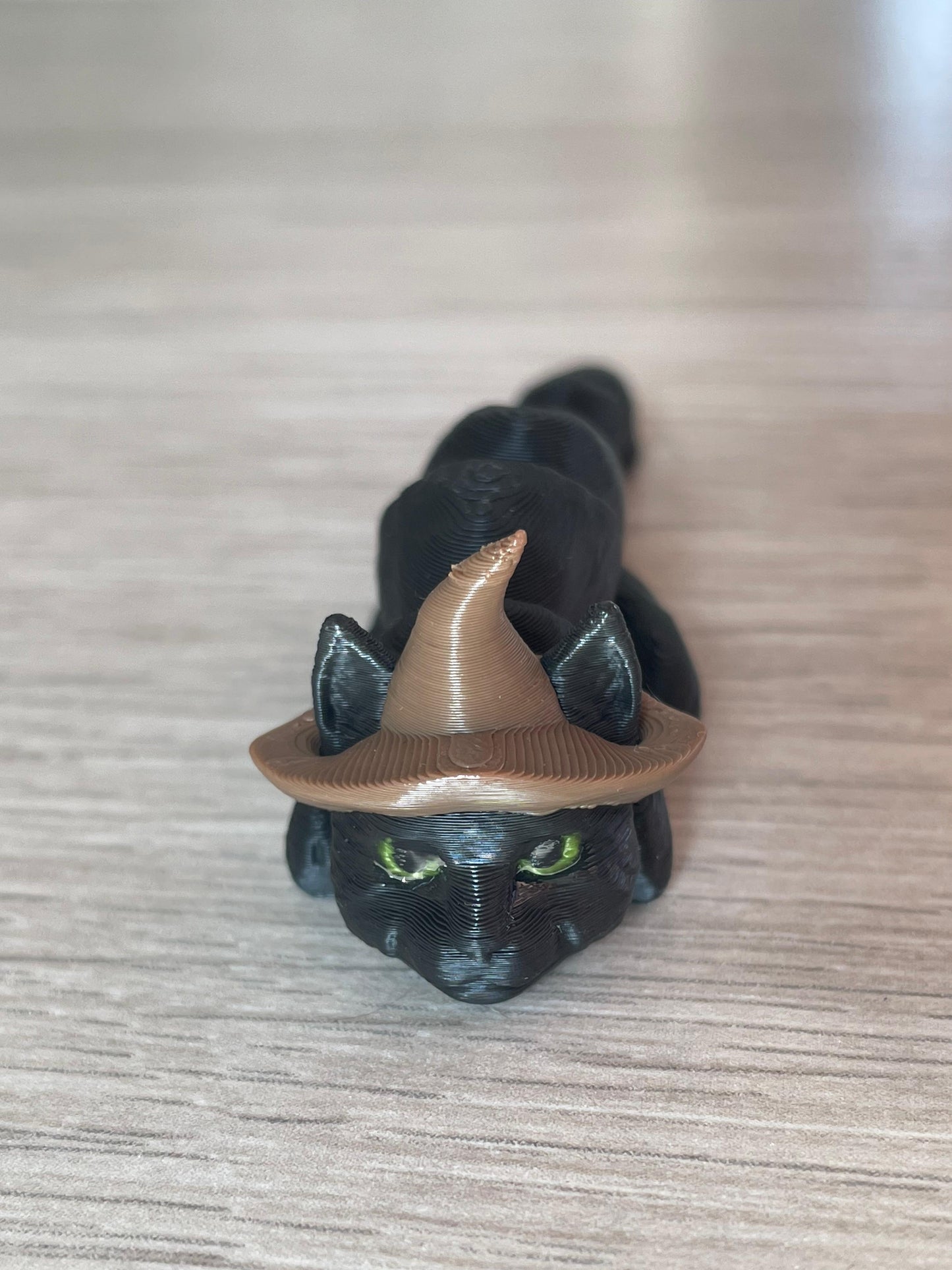 Breloc Pisică Neagră cu Pălărie de Vrăjitoare – Charm Magic pentru Cheile Tale 🔮🐾