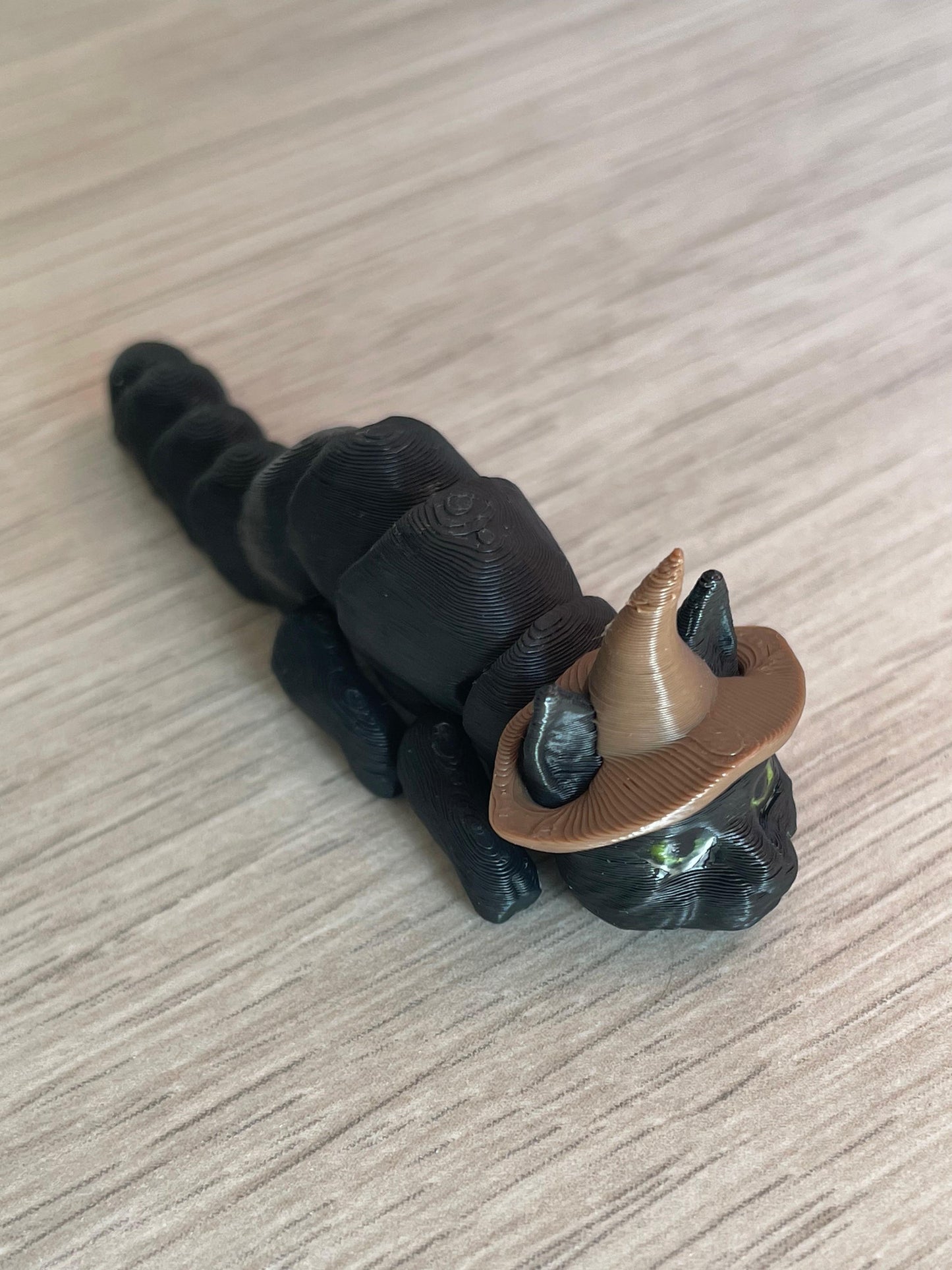 Breloc Pisică Neagră cu Pălărie de Vrăjitoare – Charm Magic pentru Cheile Tale 🔮🐾