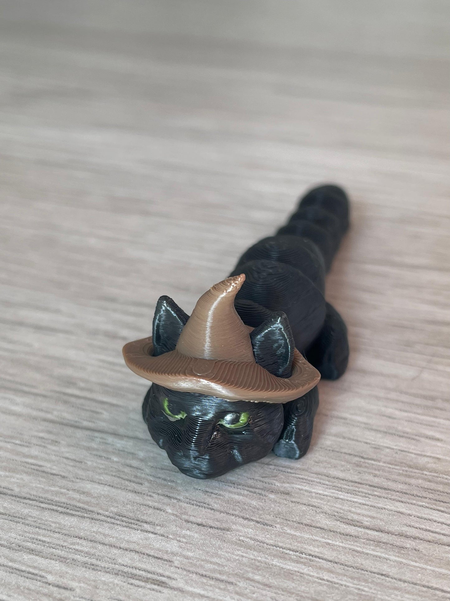 Breloc Pisică Neagră cu Pălărie de Vrăjitoare – Charm Magic pentru Cheile Tale 🔮🐾