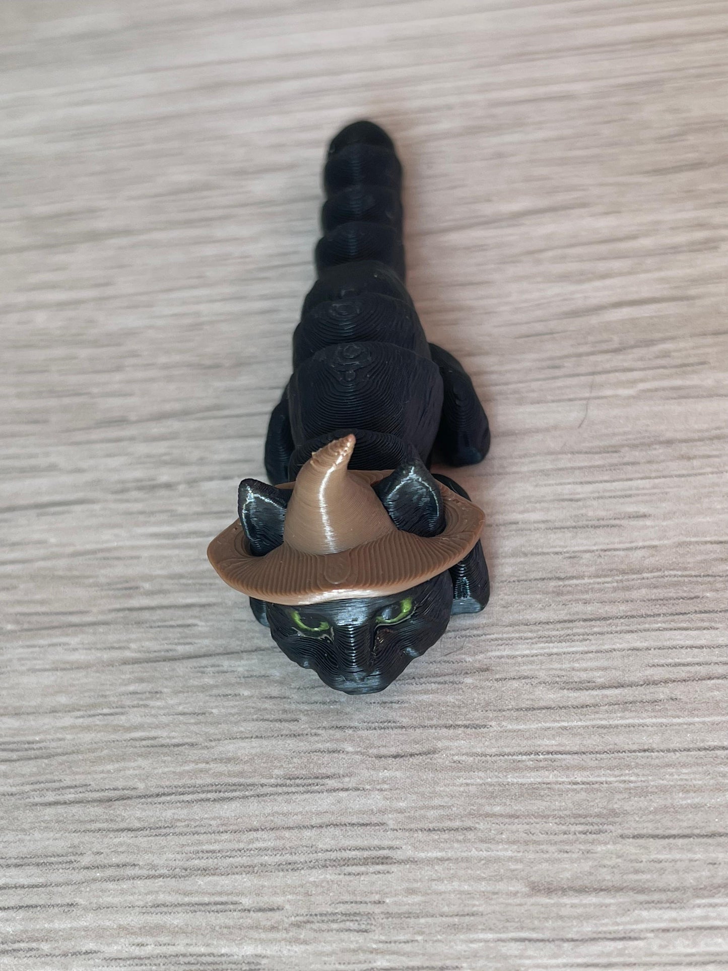 Breloc Pisică Neagră cu Pălărie de Vrăjitoare – Charm Magic pentru Cheile Tale 🔮🐾